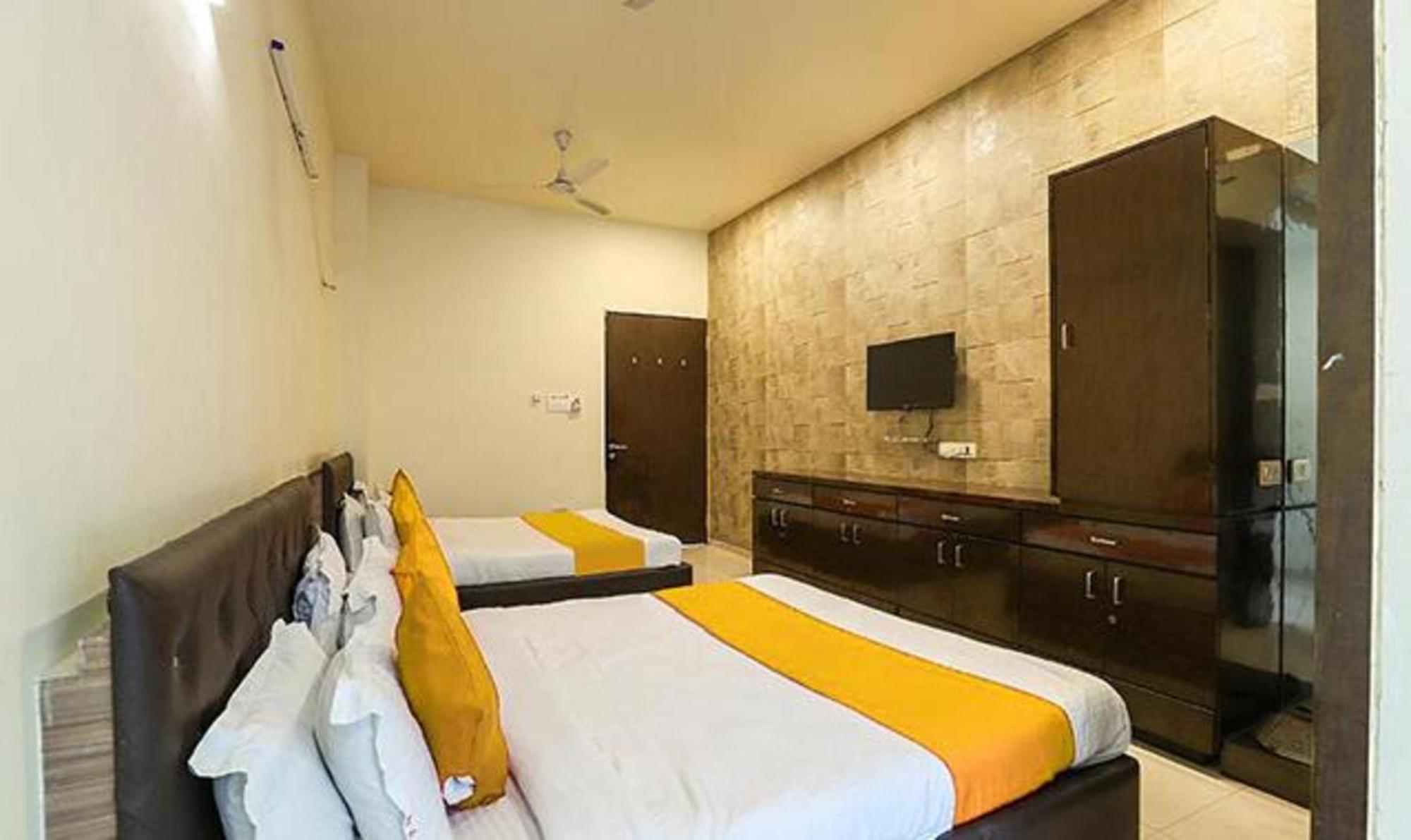 Hotel O Marigold Szúrat Kültér fotó