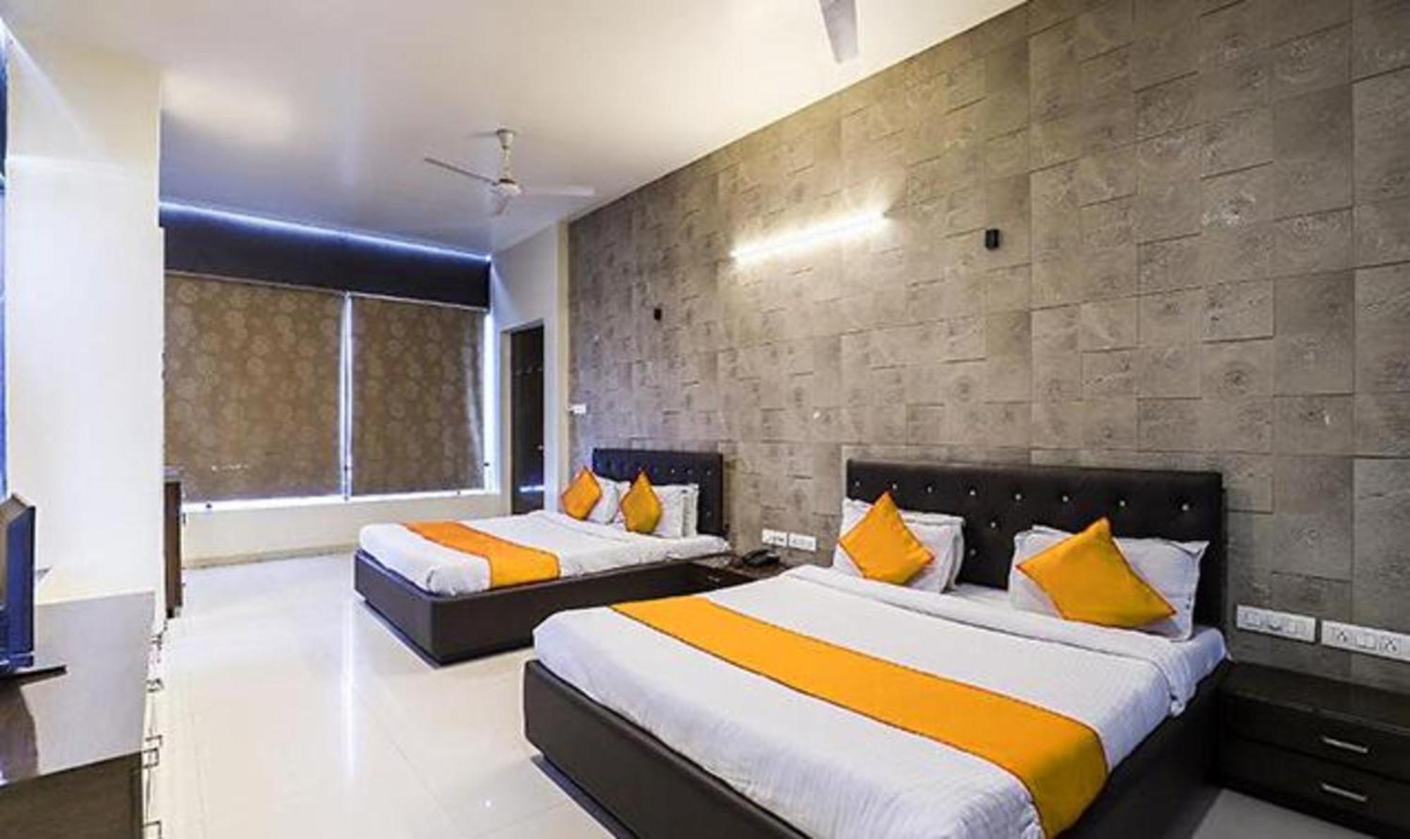 Hotel O Marigold Szúrat Kültér fotó