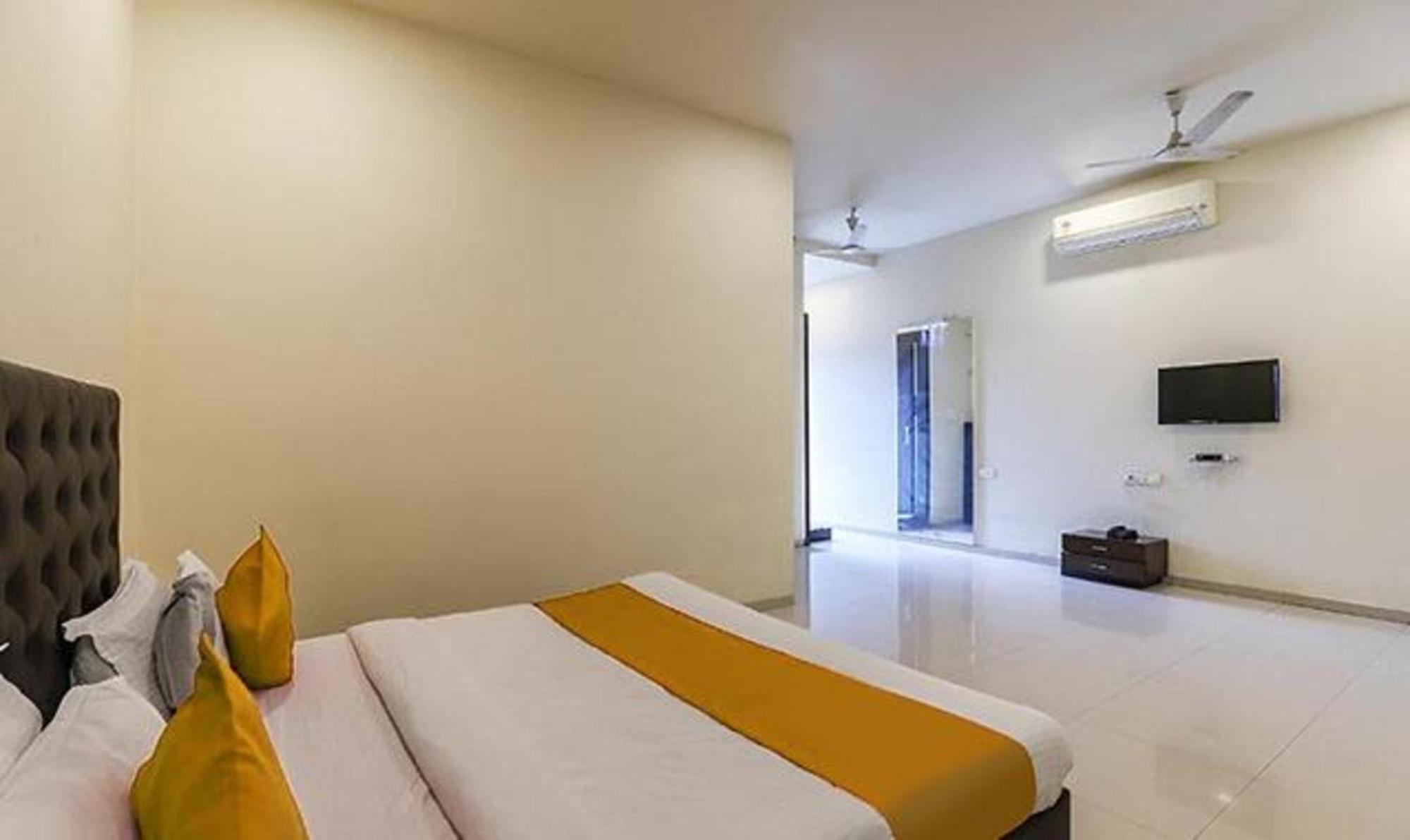 Hotel O Marigold Szúrat Kültér fotó